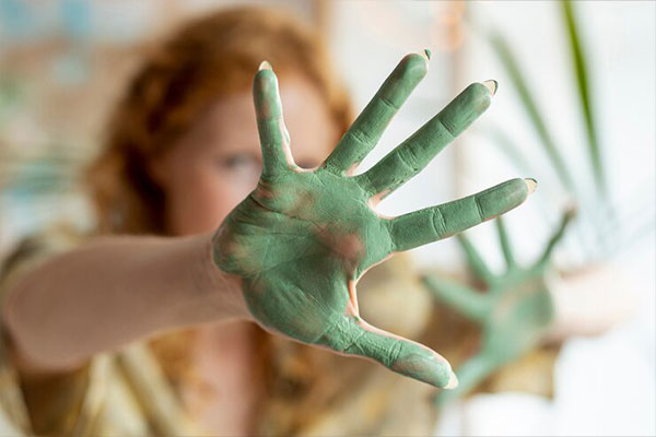 La peinture avec les mains comme thérapie